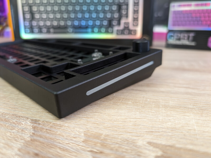 Glorious Gaming GMMK Pro tastatur RGB strip.jpg